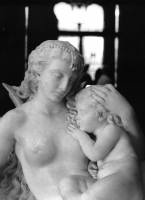 Figur im Eingangsbereich der Hermesvilla zeigt eine Frau mit Kind